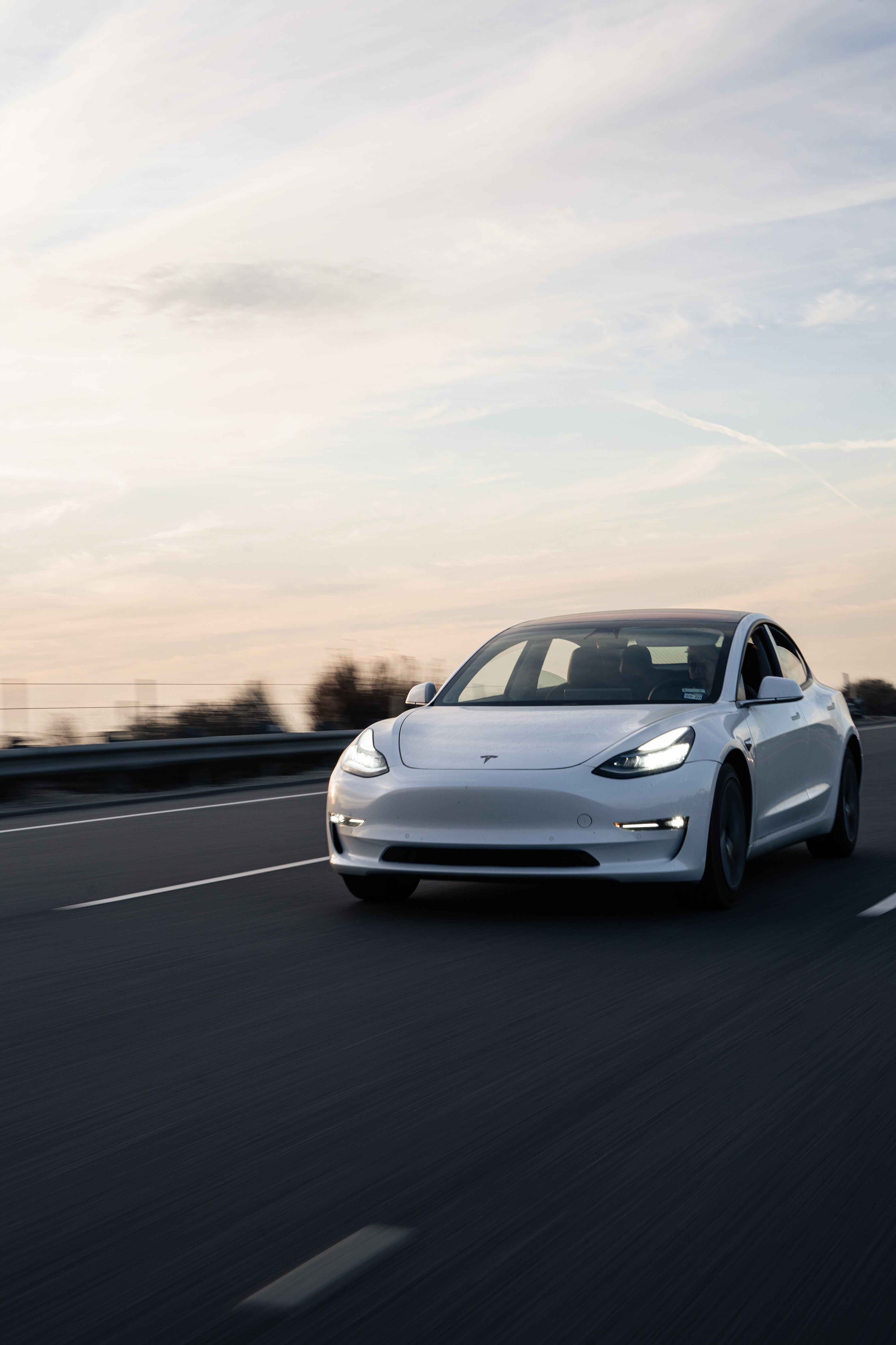 Voiture Tesla roulant sur l'autoroute