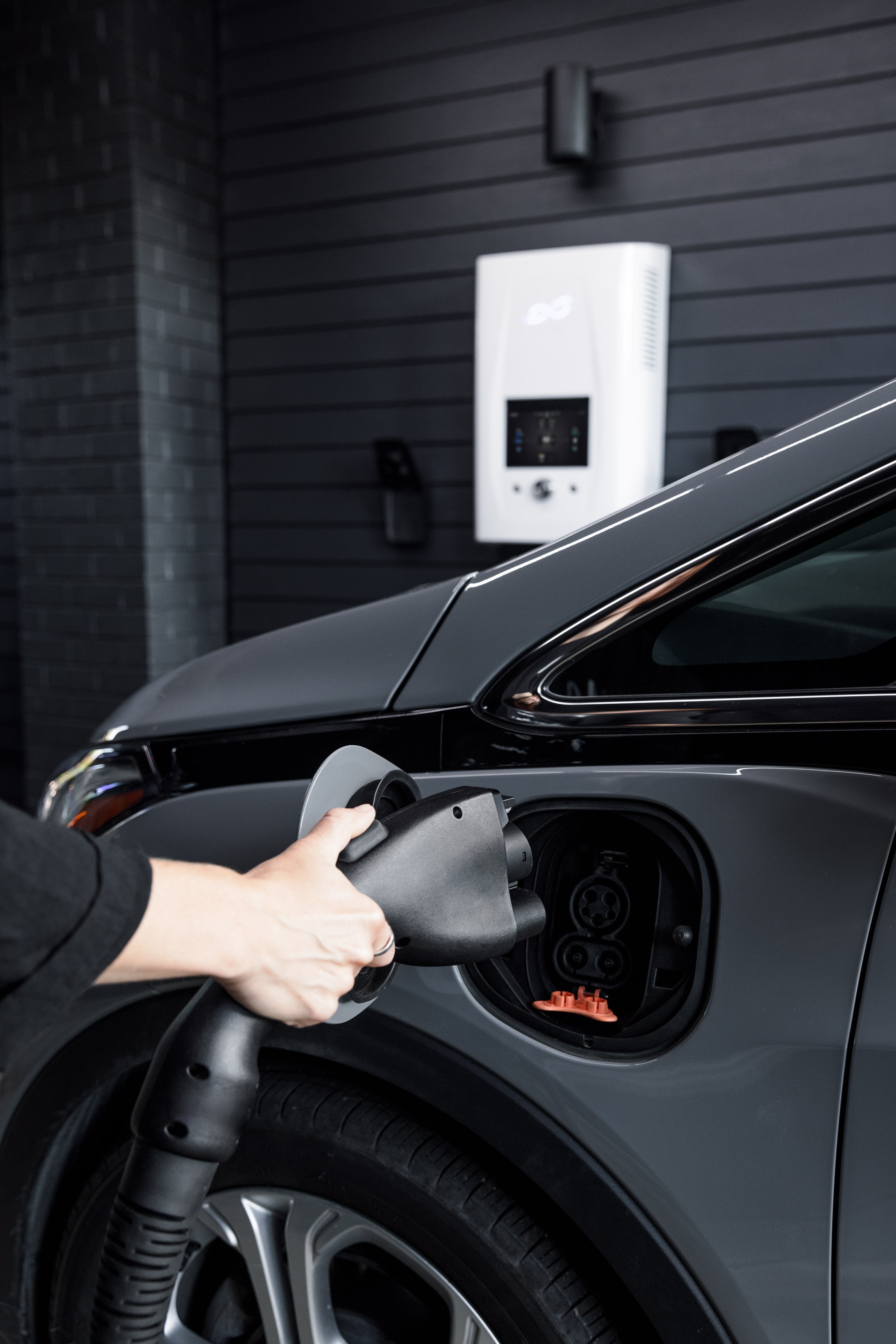 Hand plugging charger in electric car